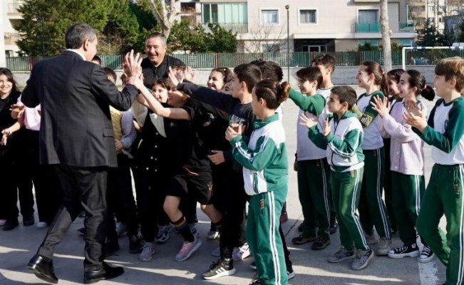 Bakan Tekin İzmir'de okul ziyaretleirnde