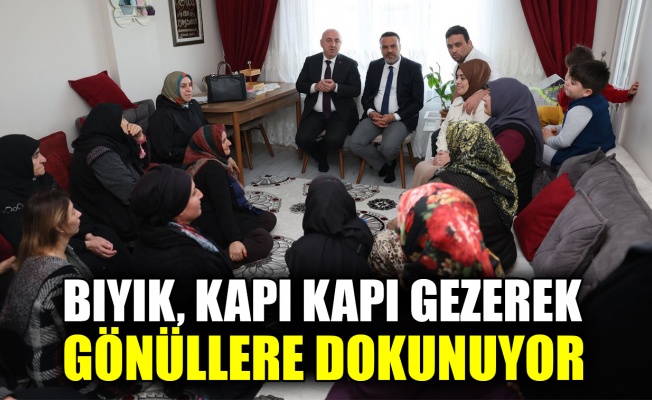 Bıyık, kapı kapı gezerek gönüllere dokunuyor