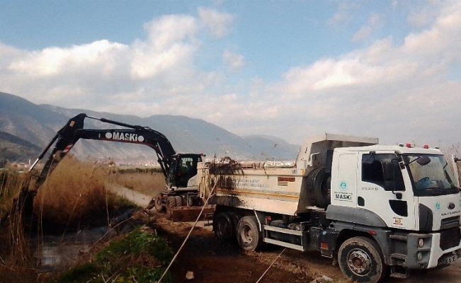 Manisa'da dere temizlik çalışmaları sürüyor