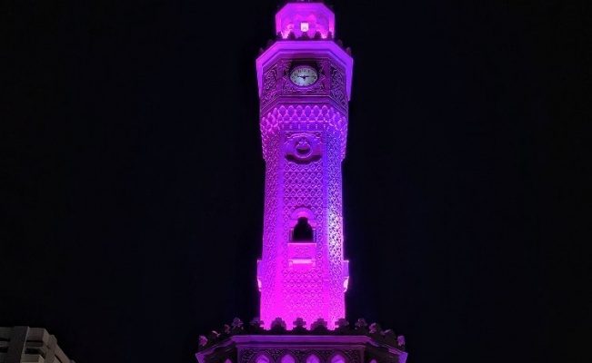 İzmir Saat Kulesi 'mor'a büründü