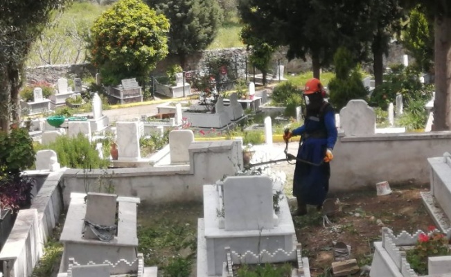 Muğla'da bayram öncesi mezarlık temizliği