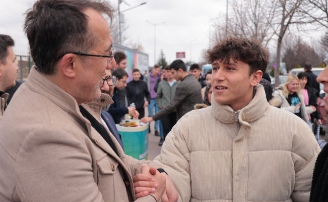 Savran’dan sınav çıkışı öğrencilere kahve ikramı