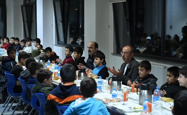 Konya'da başkanlar Hafızlık öğrencileriyle sahurda buluştu