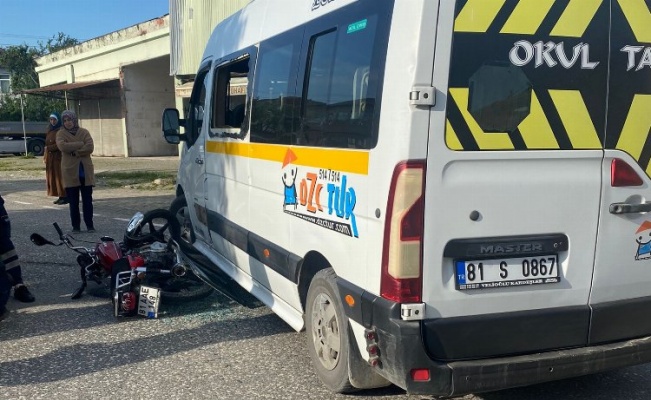 Düzce'de okul servisi ile motosiklet çarpıştı: 1 yaralı