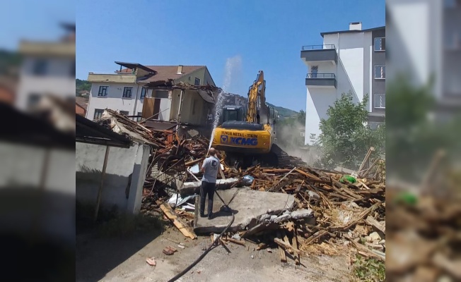 Gölcük Belediyesi metruk binaları yıkmaya devam ediyor