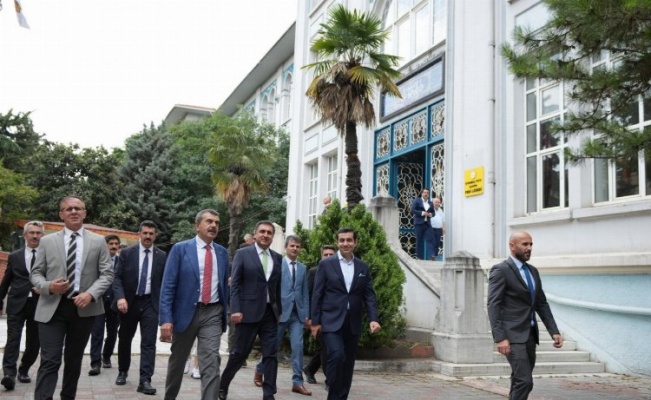 Bakan Tekin'den İstanbul'da tarihi okullarda inceleme