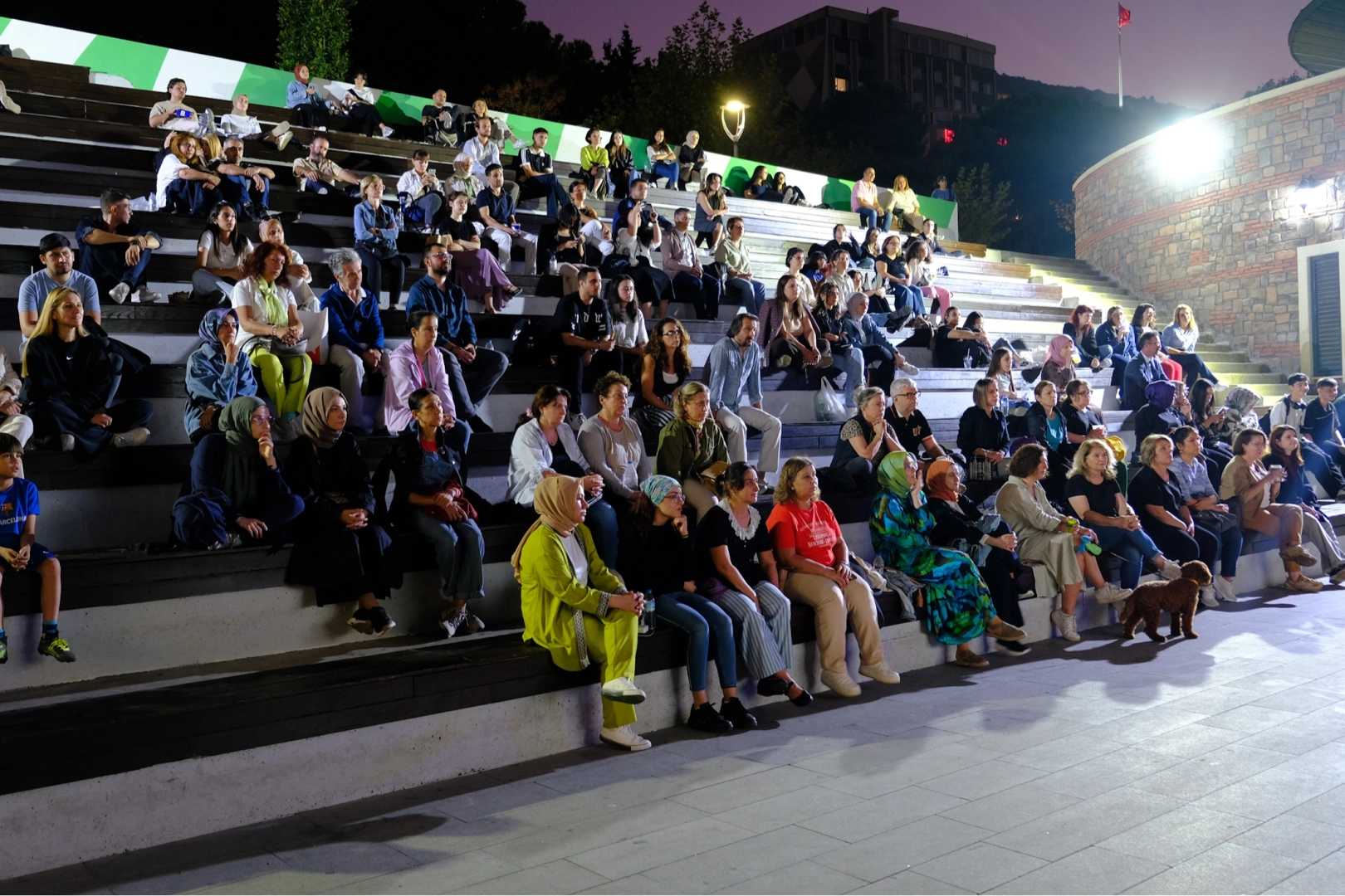 Bursa'da Atatürk Stadyumu Kütüphanesi önünde sinema keyfi