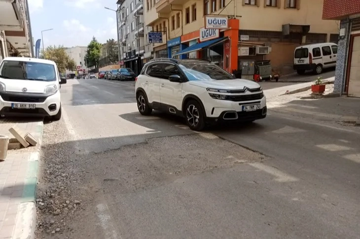 Yıldırım Caddesi’ndeki bozuk yol tehlike saçıyor