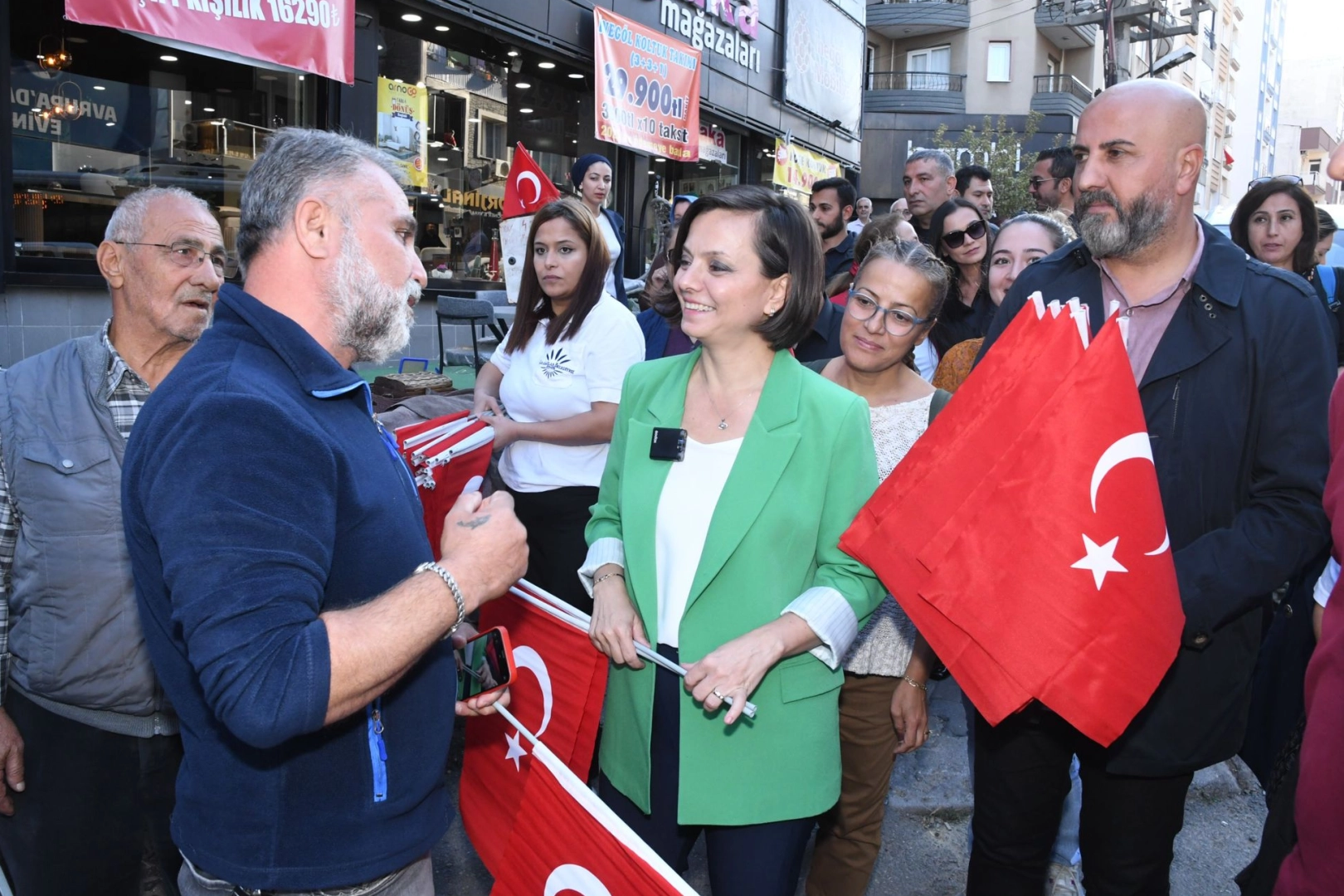 İzmir Karabağlar'dan  Cumhuriyet Korteji'ne bayraklı davet