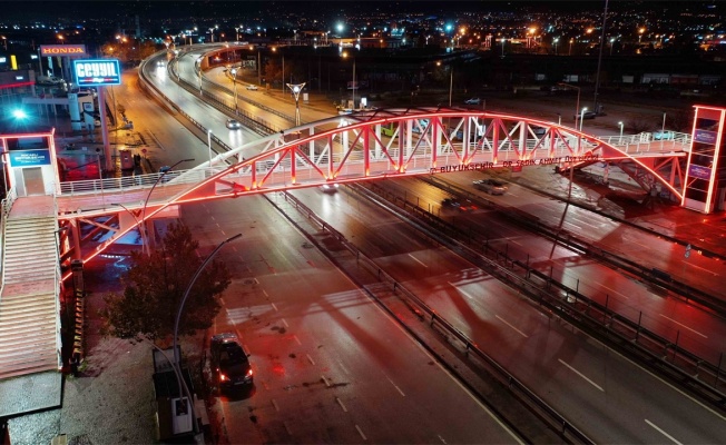 Kocaeli’de üst geçitler turuncuya büründü