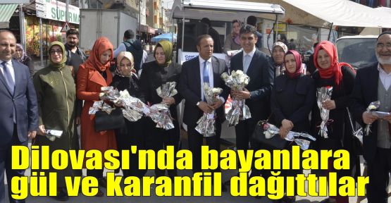 Dilovası'nda bayanlara gül ve karanfil dağıttılar 