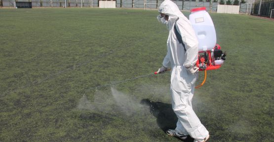 Futbol sahalarına antibakteriyel bakım yapılıyor