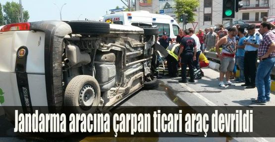 Jandarma aracına çarpan ticari araç devrildi