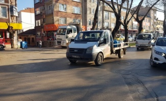 İnegöl'de yolun karşısına geçmeye çalışırken kamyonetin çarptığı genç yaralandı