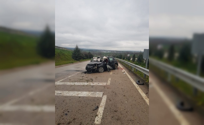 Karacabey'de refüje çarpan otomobildeki 2 kişi yaralandı