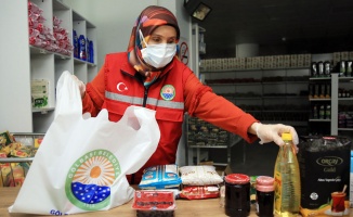 Ankara Gölbaşı'da yemek ve koliler sahiplerine ulaştırılıyor