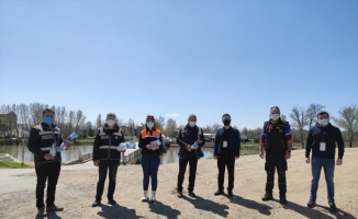 Edirne'de AFAD'dan denetim noktalarında görev yapan polislere ziyaret