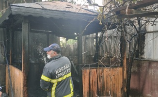 Gebze'de çıkan yangında kameriye kullanılamaz hale geldi