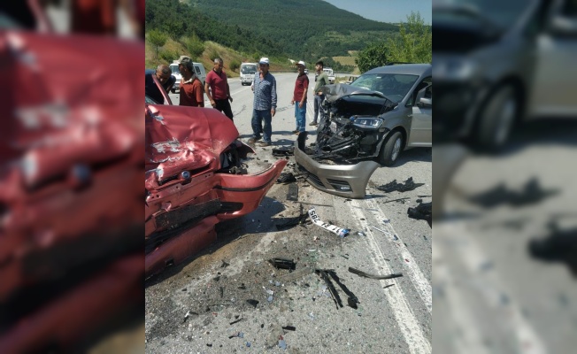 Sakarya'da panelvanla çarpışan otomobildeki yaşlı çift öldü