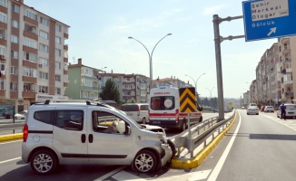 Kocaeli'de refüje çarpan hafif ticari aracın sürücüsü yaralandı