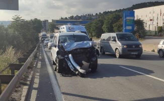 Kocaeli'de hafif ticari araç ile otomobil çarpıştı: 2 yaralı