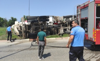 Bursa’da virajı alamayarak devrilen beton mikserinin sürücüsü yaralandı