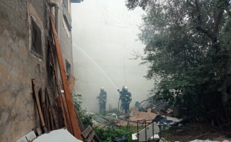 Kocaeli'de 2 katlı binada çıkan yangın söndürüldü