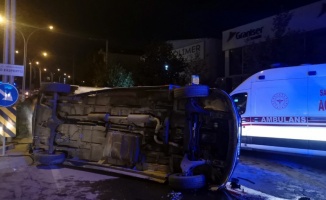 Gebze'de hafif ticari araçla çarpışan minibüsün devrilmesi sonucu 6 kişi yaralandı