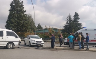 Kocaeli'de panelvanla çarpışan otomobilin sürücüsü yaralandı