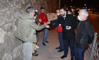 Kocaeli İzmit Belediyesi  servis  bekleyen emekçilere hayırlı işler diledi