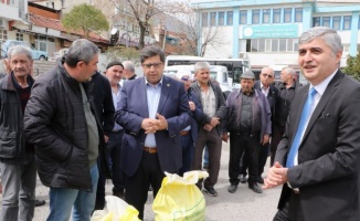 Manisa'da gübre dağıtımı devam ediyor 