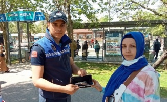 Kocaeli İzmit Zabıtası kayıp çantayı sahibine ulaştırdı