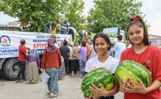 Karpuzcu Başkan vatandaşın sofrasını serinletti, çiftçiyi güldürdü