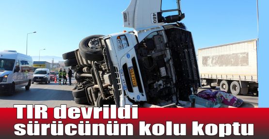  TIR devrildi sürücünün kolu koptu