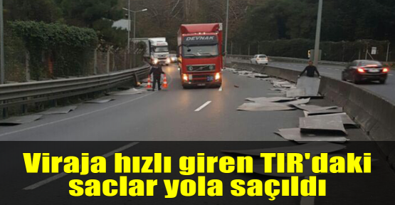 Viraja hızlı giren TIR'daki saclar yola saçıldı