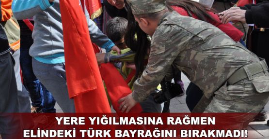 Yere yığılmasına rağmen elindeki Türk bayrağını bırakmadı!